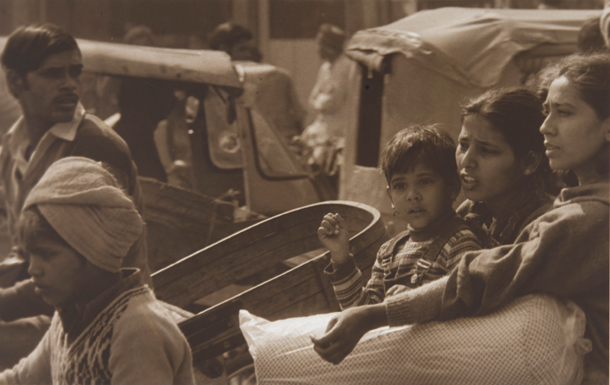 Йожеф Кадар. Нью-Дели. Пассажиры рикши, 1984. Из серии «Индия»