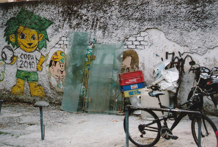 Павел Шулешко. Хочу кататься (Through the Looking glass уже написана). Рио, фавелы. Январь 2012