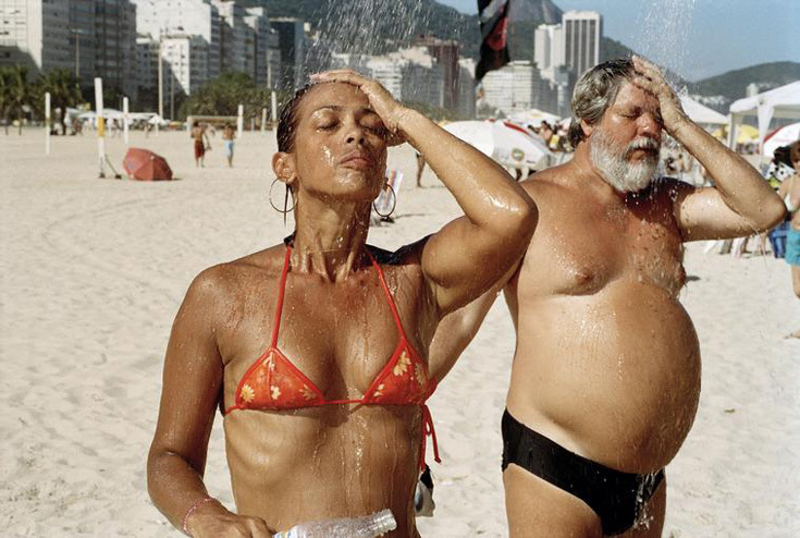 Мартин Парр. Мужчина и женщина под душем. Пляж Копакабана, Рио-де-Жанейро, Бразилия. 2007