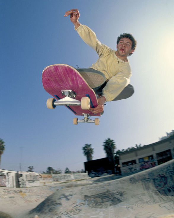 Фотография скейтбордиста, сделанная Спайком Джонсом в период работы в журналах.