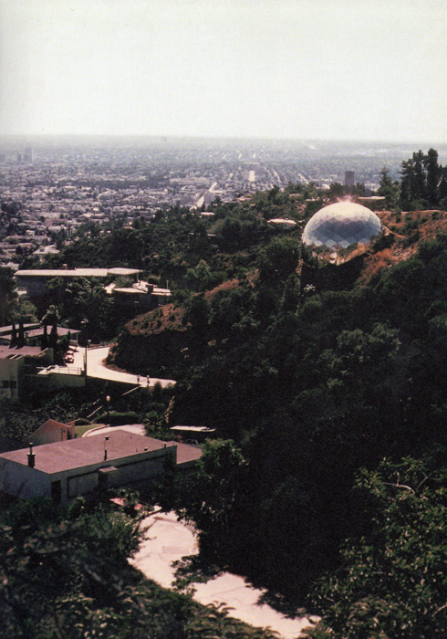 Геодезический купол на Голливудских холмах - повторение купола, построенного в Монреале в 1950 году.