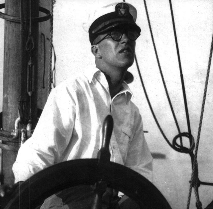 Ричард Бакминстер Фуллер управляет патрульным судном, 1917 год.