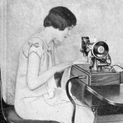 Женщина за швейной машинкой Singer, 1920