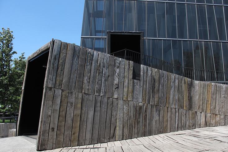 Вход в башни "Сиамские близнецы" в Сантьяго, архитектор Алехандро Аравена