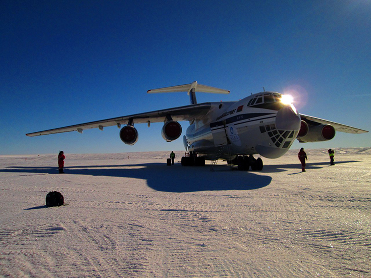 Самолет в Антарктиде