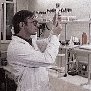 Дмитрий Булатов за работой в бактериологической лаборатории, 2002