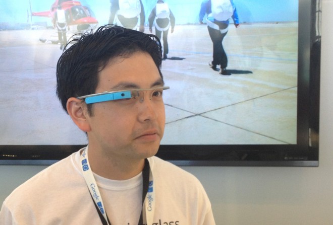 Сотрудник компании Google Рэй Лиу демонстрирует устройство. Фото: Роберто Болдуин/Wired