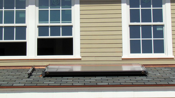 Над входом в дом установлены четыре солнечных батареи (фото: NIST).