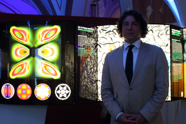 Доктор Петер Штайнер в полумраке выставки "Научный туннель Макса Планка"