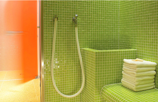 Ванная комната в отеле "Семирамис" от дизайнера Карима Рашида.